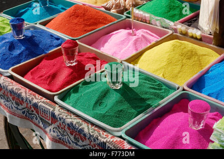 Bocce di vibranti di pigmenti colorati e Rangoli miscelati con i colori per la vendita in Mumbai in India. Foto Stock