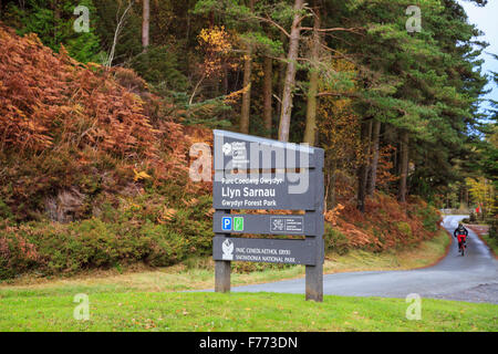 Llyn Sarnau segno dal parcheggio del paese lane in Gwydyr Forest Park nel Parco Nazionale di Snowdonia. Trefriw Conwy Wales UK Gran Bretagna Foto Stock