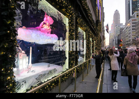 Saks Fifth Avenue Holiday Display, NYC Foto Stock