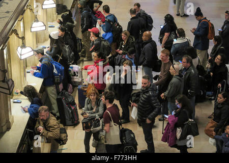 Biglietto di Windows a Rush Hour folla, atrio principale, Grand Central Terminal, NYC Foto Stock