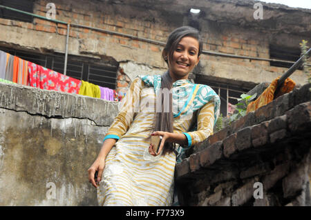 Dacca in Bangladesh. 26 Nov, 2015. Una ragazza del Bangladesh in posa per una foto di fronte a un vecchio edificio nella parte vecchia di Dhaka, Bangladesh, nov. 26, 2015. © Shariful Islam/Xinhua/Alamy Live News Foto Stock