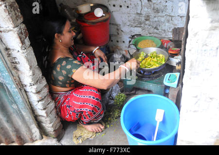 Dacca in Bangladesh. 26 Nov, 2015. Una donna del Bangladesh cuochi pasto presso un vecchio edificio nella parte vecchia di Dhaka, Bangladesh, nov. 26, 2015. © Shariful Islam/Xinhua/Alamy Live News Foto Stock