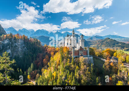 Il Castello di Neuschwanstein in autunno, Alpsee dietro, Schwangau, Ostallgäu, Algovia, Svevia, Alta Baviera, Baviera, Germania Foto Stock