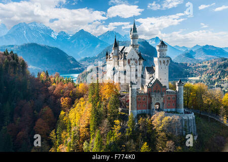 Il Castello di Neuschwanstein in autunno, Alpsee dietro, Schwangau, Ostallgäu, Algovia, Svevia, Alta Baviera, Baviera, Germania Foto Stock