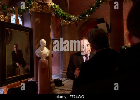Edinburgh, Regno Unito. 26 Novembre, 2015. Un ritratto di RT Hon Alex Salmond MP MSP sul display mostra presso la Scottish National Portrait Gallery questa settimana. Il ritratto è parte di un gruppo di quattordici opere dipinte da Gerard M ustioni. Foto di Alex Salmond. Pak@ Mera/Alamy Live News. Foto Stock