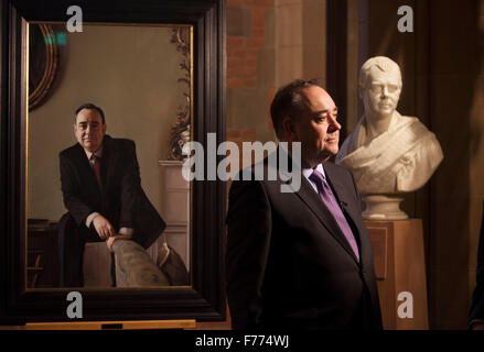 Edinburgh, Regno Unito. 26 Novembre, 2015. Un ritratto di RT Hon Alex Salmond MP MSP sul display mostra presso la Scottish National Portrait Gallery questa settimana. Il ritratto è parte di un gruppo di quattordici opere dipinte da Gerard M ustioni. Foto di Alex Salmond. Pak@ Mera/Alamy Live News. Foto Stock