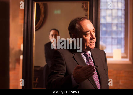 Edinburgh, Regno Unito. 26 Novembre, 2015. Un ritratto di RT Hon Alex Salmond MP MSP sul display mostra presso la Scottish National Portrait Gallery questa settimana. Il ritratto è parte di un gruppo di quattordici opere dipinte da Gerard M ustioni. Foto di Alex Salmond. Pak@ Mera/Alamy Live News. Foto Stock