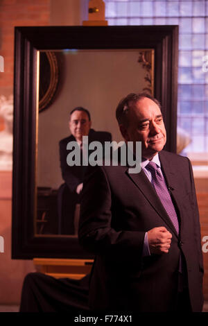 Edinburgh, Regno Unito. 26 Novembre, 2015. Un ritratto di RT Hon Alex Salmond MP MSP sul display mostra presso la Scottish National Portrait Gallery questa settimana. Il ritratto è parte di un gruppo di quattordici opere dipinte da Gerard M ustioni. Foto di Alex Salmond. Pak@ Mera/Alamy Live News. Foto Stock