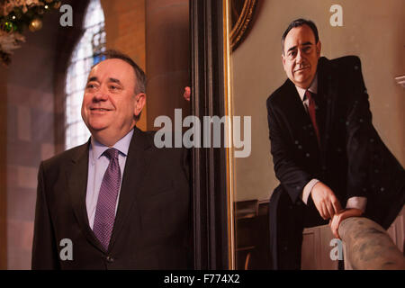 Edinburgh, Regno Unito. 26 Novembre, 2015. Un ritratto di RT Hon Alex Salmond MP MSP sul display mostra presso la Scottish National Portrait Gallery questa settimana. Il ritratto è parte di un gruppo di quattordici opere dipinte da Gerard M ustioni. Foto di Alex Salmond. Pak@ Mera/Alamy Live News. Foto Stock