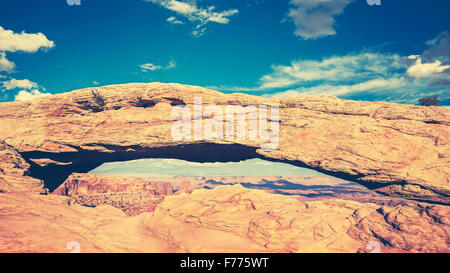 Retrò tonica Mesa Arch nel Parco Nazionale di Canyonlands vicino a Moab, Utah, Stati Uniti d'America Foto Stock