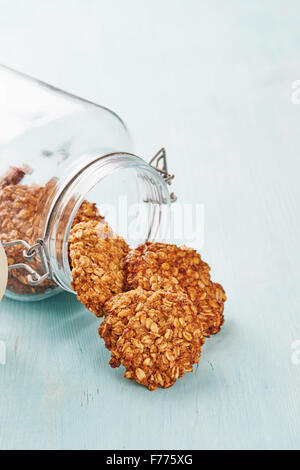 In casa i fiocchi d'avena banana cookies, jar e blu tavolo in legno Foto Stock