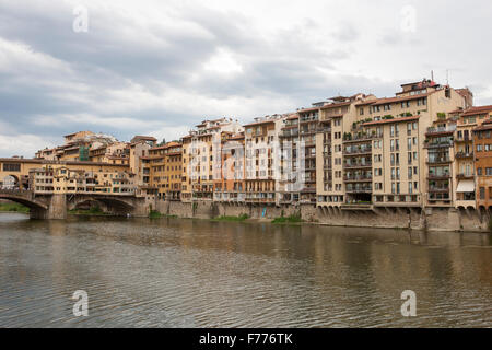 Waterside edifici al fine di Ponte Vecchio fiume Arno Firenze Foto Stock