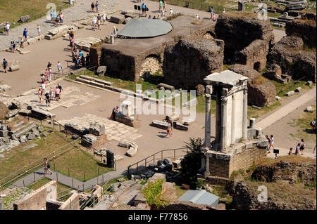 Italia, Roma, foro Romano, tempio di Vesta, arco di Augusto e tempio del deificato Giulio Cesare Foto Stock