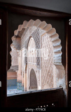 Vista da una cella di studenti al piano superiore presso il Ben Youssef Medersa di Marrakech, Marocco Foto Stock