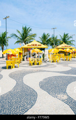 RIO DE JANEIRO, Brasile - 20 ottobre 2015: Tradizionale chiosco sulla spiaggia con palme lungo la spiaggia di Copacabana Beach Boardwalk. Foto Stock