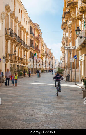 Via Trapani Sicilia, vista sul corso Vittorio Emanuele nel centro storico di Trapani, Sicilia. Foto Stock