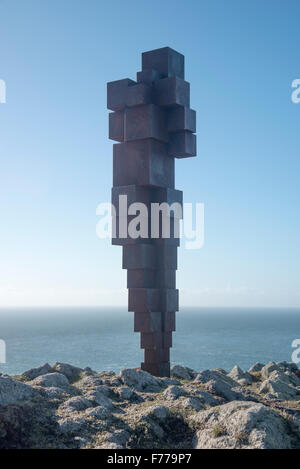Antony Gormley scultura Daze IV (2015) , parte della serie di terra, sabbia oltre i diavoli forno su Lundy Island Foto Stock