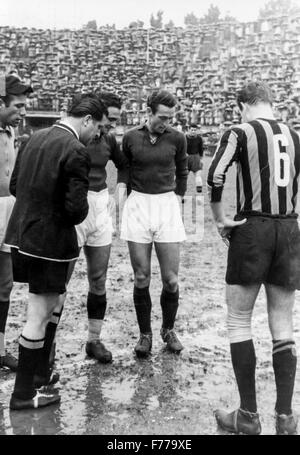 Inter - Livorno 1946,controllo del suolo prima che il gioco Foto Stock