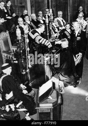 Mikhail shokolov riceve la laurea honoris causa a St. Andrews University dal Duca di Hamilton. 1962 Foto Stock