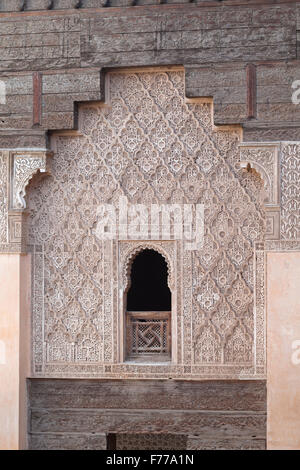 Vista da una cella di studenti al piano superiore presso il Ben Youssef Medersa di Marrakech, Marocco Foto Stock