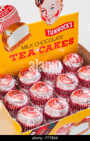 Tunnocks Teacakes una ricoperta di cioccolato biscotto marshmallow prodotta dalla famiglia Tunnocks bakers basato a Uddingston Scozia Scotland Foto Stock
