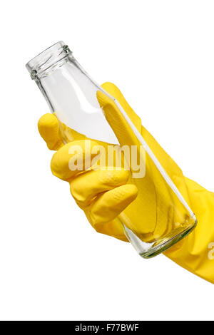 Stretta di mano femminile in protettivo giallo Guanto in gomma tenendo pulito vuoto in vetro trasparente bottiglia di latte contro white Foto Stock