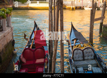 Due gondole privato ormeggiata in banchina privata in Venezia Foto Stock