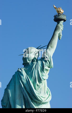 Statua della Libertà di New York come visto da dietro la statua della libertà blu cielo Foto Stock