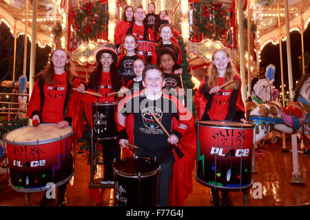 Edinburgh, Regno Unito. 26 novembre. Impulso di luogo performan in Saint Andrews Square in Edinburg come una parte di Edimburgo di Natale. La band è supportata da A.R.Ts pomeriggio ed è guidato da Sarah Seilman. Foto di Beth Tomney, Steven Drew, Jess Miller, Arwen Seilman, Femi Benson, Aiden Searle, Tia Miller, Emily Dickson, Murren Smith, Zak Griffiths, Neve Sellar, Amélie Searle e Jos Rendall Credito: pak@ Mera/Alamy Live News Foto Stock