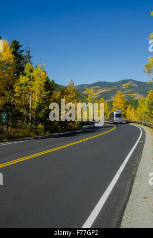 Un camper van aziona attraverso la modifica di aspen lascia in Colorado Montagne Foto Stock