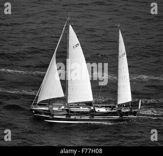 AJAX NEWS FOTO - 5Novembre,1978 - ST.MALO, Francia. - Inizio del primo Route du Rhum in gara il BAE DI ST.MALO - ALAIN COLE AL TIMONE DEL SUO TRIMARANO MANUREVA (F125). Foto:JONATHAN EASTLAND/AJAX REF: 780511 012 Foto Stock