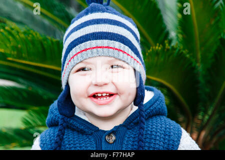 Poco felice ragazzo di un anno di età all'aperto in primavera o in autunno ritratto Foto Stock