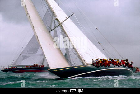 AJAXNETPHOTO. 19 Ago, 2001. COWES. I.O.W. In Inghilterra. Il J Class Yacht Shamrock V all'inizio dell'RIEVOCATO AMRICA'S CUP GIUBILEO intorno all isola di razza, Nips davanti a sforzo. Foto: JONATHAN EASTLAND/AJAX. Rif.: 001274. Foto Stock