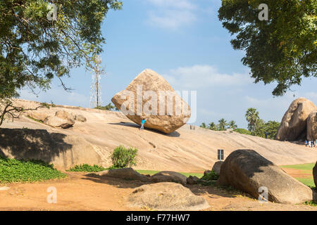 Mahabalipuram (Mamallapuram): Krishna burro della sfera, una enorme roccia equilibrata sul pendio di una collina Kancheepuram quartiere vicino a Chennai, Tamil Nadu, nell India meridionale Foto Stock