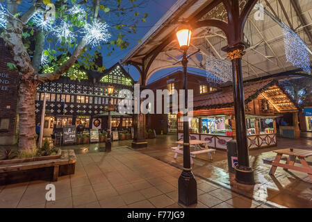 Centro citta' di Warrington decorato con luci e decorazioni natalizie. Cheshire Nord Ovest Inghilterra. Il vecchio mercato del pesce Foto Stock