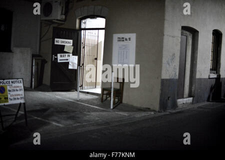 Gibilterra - 26 novembre 2015 - con solo un paio di ore prima di passare i seggi elettorali chiudere l affluenza alle urne è stata registrata a 15297 elettori di esprimere il loro voto. Questo è stato appena al di sotto di 2011 quando il GSLP/liberali erano stati eletti nel governo, ma ancora superiore in numeri da 2007. Stazioni di polling all'interno dell'area centrale della città ha dimostrato un stillicidio di elettori che frequentano, anche se pochi se le code sono state registrate dopo 7pm. Credito: Stephen Ignacio/Alamy Live News Foto Stock