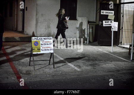 Gibilterra - 26 novembre 2015 - con solo un paio di ore prima di passare i seggi elettorali chiudere l affluenza alle urne è stata registrata a 15297 elettori di esprimere il loro voto. Questo è stato appena al di sotto di 2011 quando il GSLP/liberali erano stati eletti nel governo, ma ancora superiore in numeri da 2007. Stazioni di polling all'interno dell'area centrale della città ha dimostrato un stillicidio di elettori che frequentano, anche se pochi se le code sono state registrate dopo 7pm. Credito: Stephen Ignacio/Alamy Live News Foto Stock