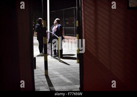 Gibilterra - 26 novembre 2015 - con solo un paio di ore prima di passare i seggi elettorali chiudere l affluenza alle urne è stata registrata a 15297 elettori di esprimere il loro voto. Questo è stato appena al di sotto di 2011 quando il GSLP/liberali erano stati eletti nel governo, ma ancora superiore in numeri da 2007. Stazioni di polling all'interno dell'area centrale della città ha dimostrato un stillicidio di elettori che frequentano, anche se pochi se le code sono state registrate dopo 7pm. Credito: Stephen Ignacio/Alamy Live News Foto Stock