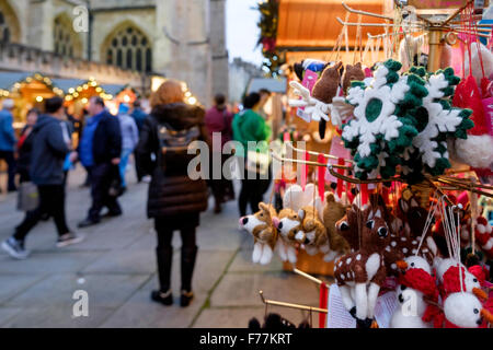 Bath, Regno Unito, 26 Novembre, 2015. Gli amanti dello shopping sono illustrati in quanto essi godere il giorno di apertura del bagno mercatino di Natale. Ogni anno le strade che circondano i Bagni Romani e Abbazia di Bath sono la casa di oltre 170 chalets piena di regali di Natale. Il premiato mercatino di natale attira gli acquirenti provenienti da tutta Europa. Credito: lynchpics/Alamy Live News Foto Stock