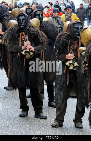Mamuthones maschera a Mamoiada il carnevale tradizionale della Barbagia, Sardegna, Italia Foto Stock