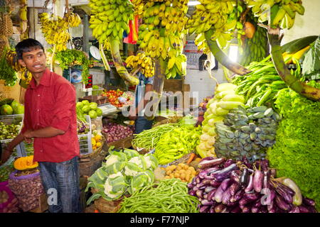 Sri Lanka - Nuwara Eliya, provincia di Kandy, frutta fresca shop al mercato Foto Stock