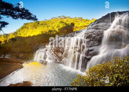 Sri Lanka - Paesaggio con cascata nella pianura di Horton National Park, Baker cascata, Sri Lanka Foto Stock