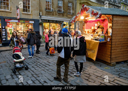 Bath, Regno Unito, 26 Novembre, 2015. Gli amanti dello shopping sono illustrati in quanto essi godere il giorno di apertura del bagno mercatino di Natale. Ogni anno le strade che circondano i Bagni Romani e Abbazia di Bath sono la casa di oltre 170 chalets piena di regali di Natale. Il premiato mercatino di natale attira gli acquirenti provenienti da tutta Europa. Credito: lynchpics/Alamy Live News Foto Stock