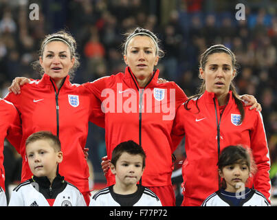 Schauinsland-Reisen-Arena, Duisburg, Germania. 26 Nov, 2015. Womens amichevole internazionale. Germania contro l'Inghilterra. In Inghilterra i giocatori uniti per gli inni nazionali. Credito: Azione Sport Plus/Alamy Live News Foto Stock