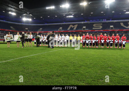 Schauinsland-Reisen-Arena, Duisburg, Germania. 26 Nov, 2015. Womens amichevole internazionale. Germania contro l'Inghilterra. Pre match celebrazioni e inni nazionali. Credito: Azione Sport Plus/Alamy Live News Foto Stock