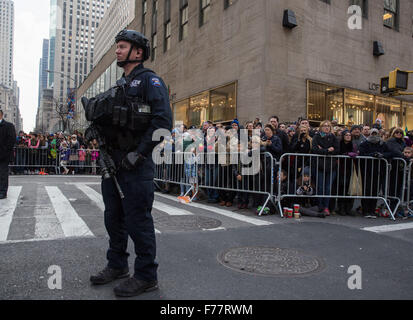 New York, Stati Uniti d'America. 26 Novembre, 2015. Il NYPD e New York City task force sono stati in allerme presso il Thanksgiving Day Parade di New York City. È stato un numero record di funzionari di polizia pattuglia l annuale Macy's Thanksgiving Day Parade a causa degli attacchi terroristici a Parigi e le minacce del terrorismo a New York. Credito: Scott Houston/Alamy Live News Foto Stock