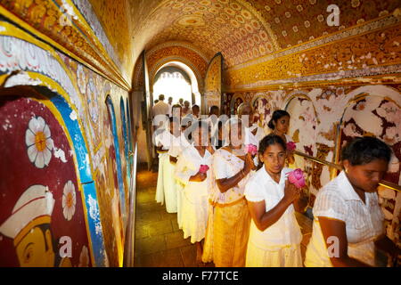 Sri Lanka, Kandy - pellegrini provenienti in templeTemple del dente, santuario buddista, Patrimonio Mondiale dell UNESCO Foto Stock