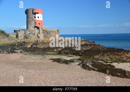 Il rosso e bianco Martello Archirondel torre in Havre de Fer, Jersey, Isole del Canale. Foto Stock