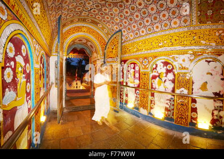 Sri Lanka - i pellegrini che arriveranno nel tempio del Dente, Kandy, Sri Dalada Maligawa, santuario buddista, UNESCO Foto Stock