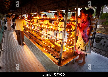 Sri Lanka, Kandy - pellegrini si accendono le candele nel tempio del Dente, Sri Dalada Maligawa, santuario buddista, UNESCO Foto Stock
